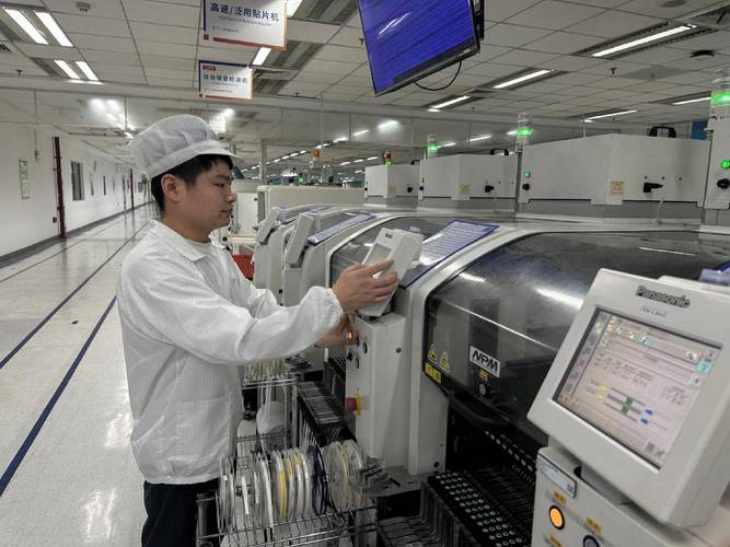 杨元庆三年狂揽4.5亿薪金!联想"穷庙富方丈"的争议何时休?
